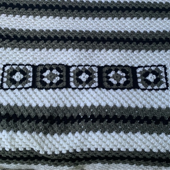 Vintage Crochet Black Grey White Floral Afghan Blanket Throw - Picture 3 of 4